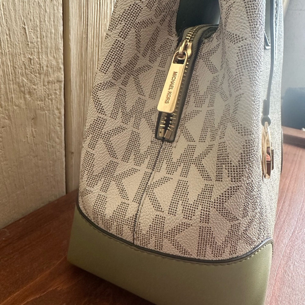 Michael Kors Mercer Gallery Medium Logo Tote Vanilla & Sage Green EUC - Picture 5 of 13